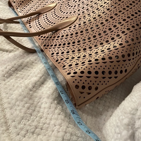 ALAÏA large Mina laser-cut tote bag beach bag - Picture 8 of 10